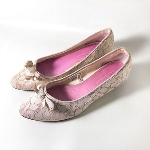 Issac Mizrahi Off-White Lace Kitten Heels.